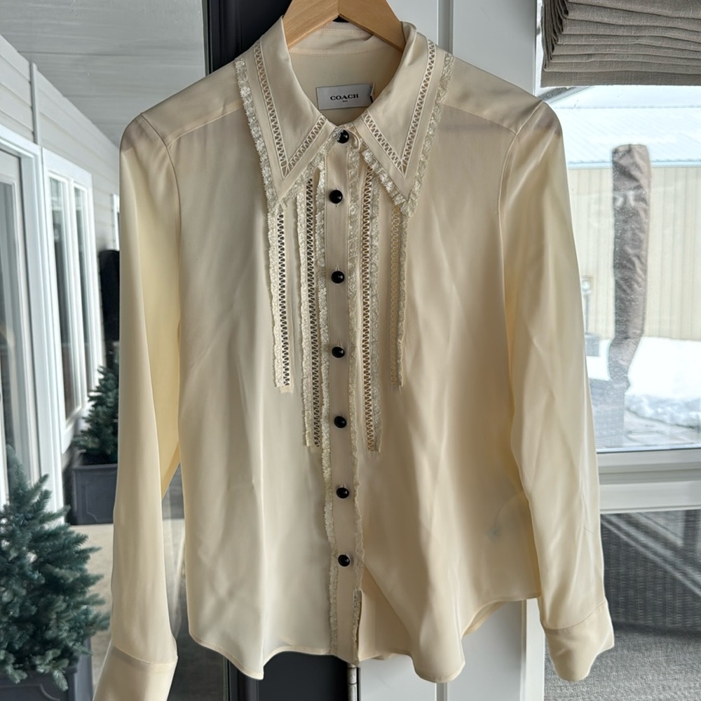 Coach - size 8 - 100% silk - color cream - buttons are black